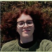 Offro lezioni private a bambini della scuola primaria e a ragazzi della scuola secondaria di primo grado. Sia aiuto per svolgere i compiti sia aiuto nello studio.  
Per la scuola secondaria di primo grado aiuto soprattutto nelle materie scientifiche.